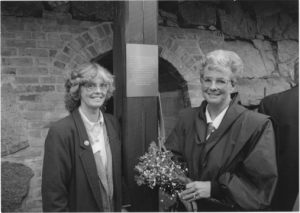 Den 9/9 1994: Lena Frykman och Ann-Cathrine Haglund vid skylt som visar att Ringugnen är återinvigd. Foto: Pernilla Nilsson, Skånska Dagbladet