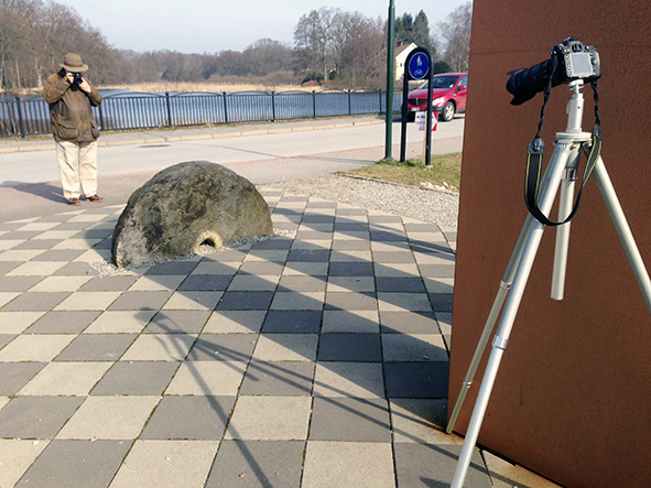 Mittelen består av tre delar: möllestenen, själva skulpturkroppen och solen, som är centrum i vårt solsystem. Solen penetrerar portalen eller triumfbågen den 4 oktober kl. 13.00 och visar med sin ljusstråle var Skånes tyngdpunkt finns i Skånes Mitt.